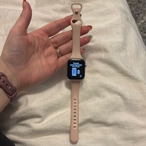 Apple Watch SE 40MM excellent condition Silver Aluminum
